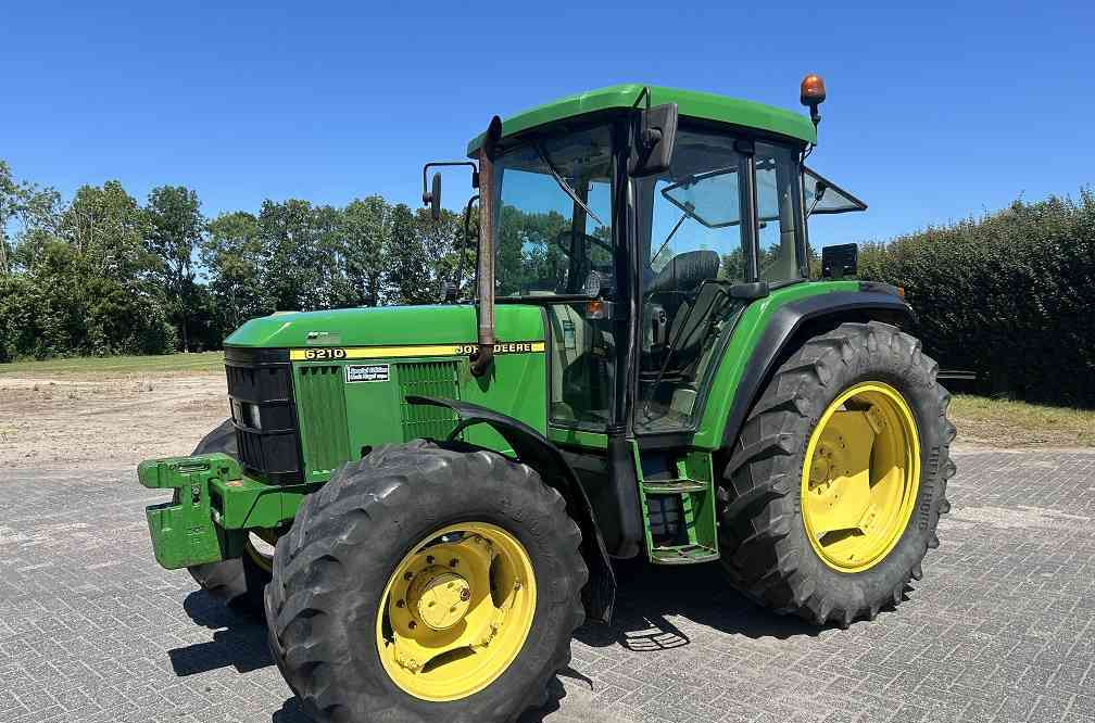 John Deere 6210 - Farm tractor: picture 1 John Deere 6210 - Farm tractor: picture 1