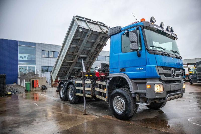 Mercedes ACTROS 3344 AK - HMF 1643 Z2 - Tipper, Crane truck: picture 2 Mercedes ACTROS 3344 AK - HMF 1643 Z2 - Tipper, Crane truck: picture 2