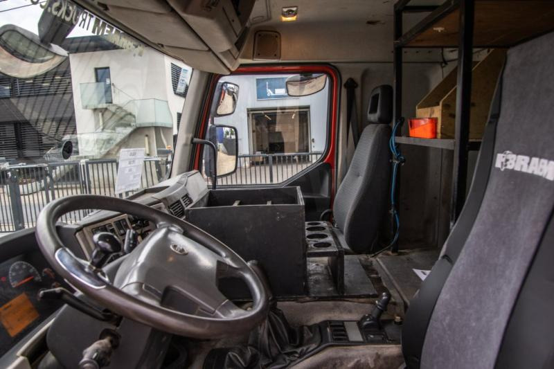 Interior photo 2: Tipper Volvo FE 300 - 172 890 KM Interior photo 2: Tipper Volvo FE 300 - 172 890 KM