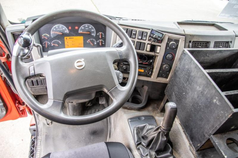 Interior photo 1: Tipper Volvo FE 300 - 172 890 KM Interior photo 1: Tipper Volvo FE 300 - 172 890 KM