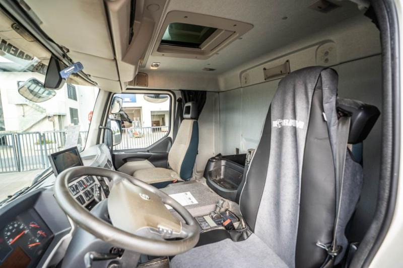 Box truck Volvo FE 320 -6X2 +DHOLLANDIA 2.5T- 194.400 KM: picture 7