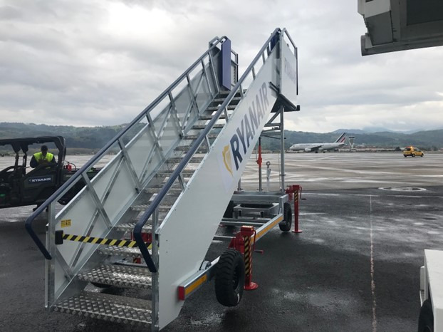 AERO-GSE B737 - A320 Towable - Passenger stairs: picture 2 AERO-GSE B737 - A320 Towable - Passenger stairs: picture 2