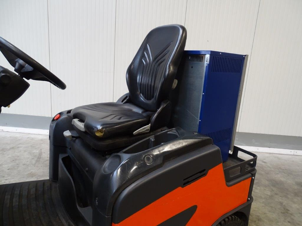 Tow tractor Linde P60: picture 6