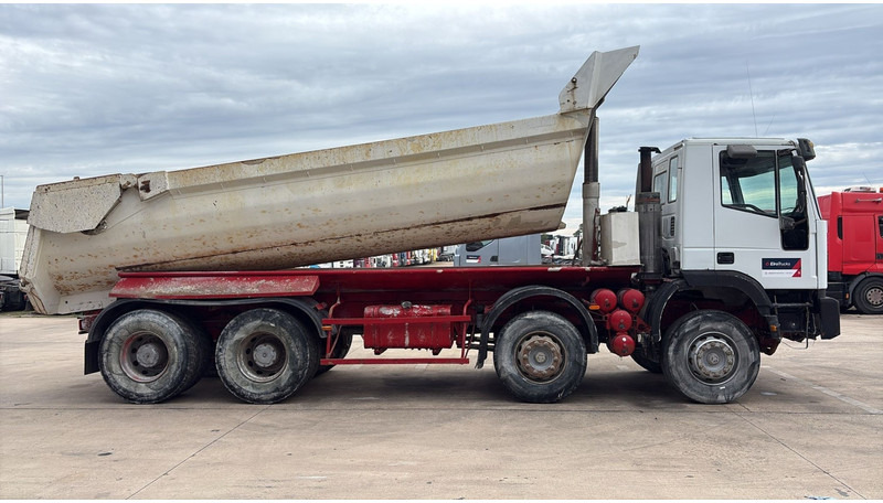 Iveco Eurotrakker 260 E32 (GRAND PONT / LAMES / POMPE MANUELLE / 8X4 / CURSOR 8) - Tipper: picture 4 Iveco Eurotrakker 260 E32 (GRAND PONT / LAMES / POMPE MANUELLE / 8X4 / CURSOR 8) - Tipper: picture 4