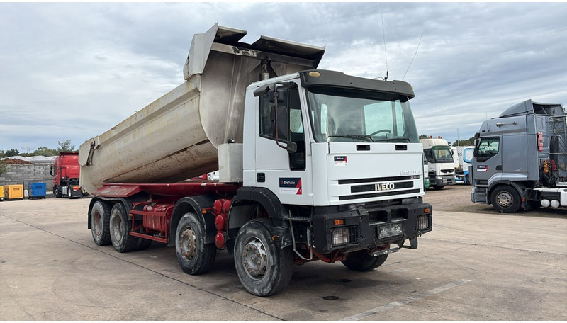 Iveco Eurotrakker 260 E32 (GRAND PONT / LAMES / POMPE MANUELLE / 8X4 / CURSOR 8) - Tipper: picture 3 Iveco Eurotrakker 260 E32 (GRAND PONT / LAMES / POMPE MANUELLE / 8X4 / CURSOR 8) - Tipper: picture 3