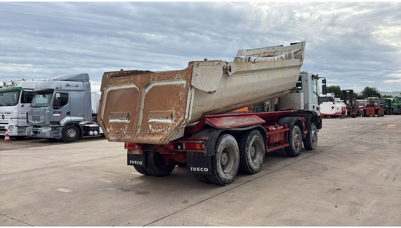 Iveco Eurotrakker 260 E32 (GRAND PONT / LAMES / POMPE MANUELLE / 8X4 / CURSOR 8) - Tipper: picture 5 Iveco Eurotrakker 260 E32 (GRAND PONT / LAMES / POMPE MANUELLE / 8X4 / CURSOR 8) - Tipper: picture 5
