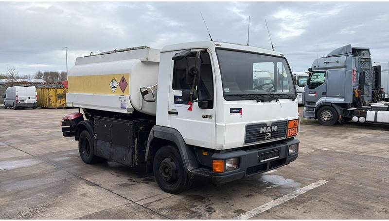 MAN 10.153 (7500L / FULL STEEL / LAMES / BOITE MANUELLE / MANUAL GEARBOX) - Tanker truck: picture 2 MAN 10.153 (7500L / FULL STEEL / LAMES / BOITE MANUELLE / MANUAL GEARBOX) - Tanker truck: picture 2