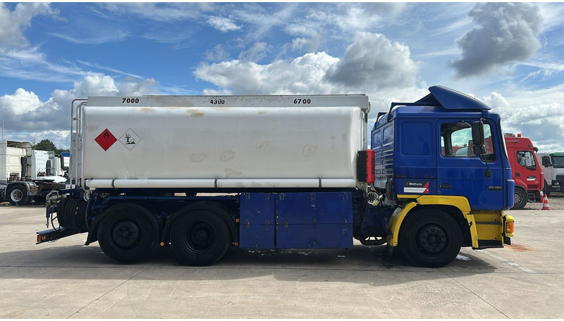 MAN 26.402 (18.000 L / 6X2 / 6 CYLINDER / FRONT STEEL / 3 COMPARTIMENTS) - Tanker truck: picture 4 MAN 26.402 (18.000 L / 6X2 / 6 CYLINDER / FRONT STEEL / 3 COMPARTIMENTS) - Tanker truck: picture 4