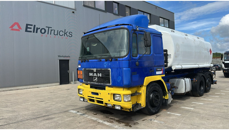 MAN 26.402 (18.000 L / 6X2 / 6 CYLINDER / FRONT STEEL / 3 COMPARTIMENTS) - Tanker truck: picture 1 MAN 26.402 (18.000 L / 6X2 / 6 CYLINDER / FRONT STEEL / 3 COMPARTIMENTS) - Tanker truck: picture 1