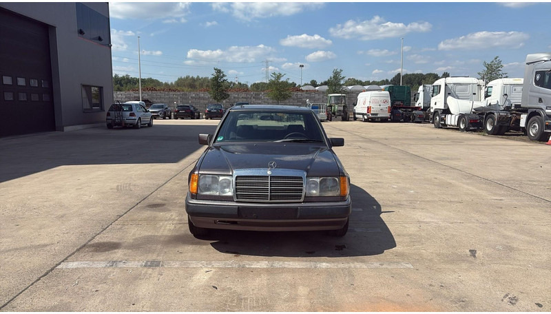 Mercedes-Benz E-Klasse 200 (GERMAN CAR / VOITURE D'ALLEMAGNE / ESSENCE / PETROL / MANUAL) - Saloon car: picture 2 Mercedes-Benz E-Klasse 200 (GERMAN CAR / VOITURE D'ALLEMAGNE / ESSENCE / PETROL / MANUAL) - Saloon car: picture 2