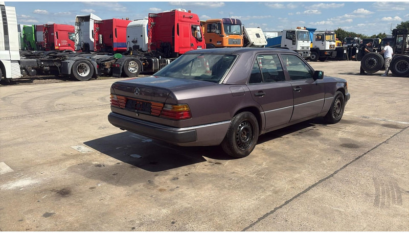 Mercedes-Benz E-Klasse 200 (GERMAN CAR / VOITURE D'ALLEMAGNE / ESSENCE / PETROL / MANUAL) - Saloon car: picture 5 Mercedes-Benz E-Klasse 200 (GERMAN CAR / VOITURE D'ALLEMAGNE / ESSENCE / PETROL / MANUAL) - Saloon car: picture 5