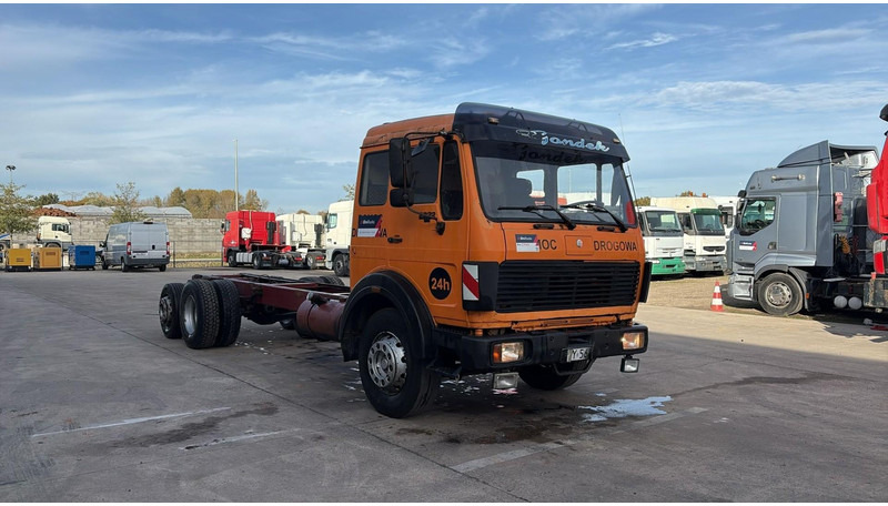 Mercedes-Benz SK 2222 (V6 / FULL STEEL / LAMES / BOITE MANUELLE / POMPE MANUELLE / 8 ROUES / 6X2) - Cab chassis truck: picture 5 Mercedes-Benz SK 2222 (V6 / FULL STEEL / LAMES / BOITE MANUELLE / POMPE MANUELLE / 8 ROUES / 6X2) - Cab chassis truck: picture 5