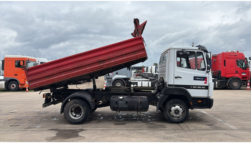 Mercedes-Benz SK 814 (SPER / AUXILAIRY / MANUAL PUMP / STEEL SUSP. / 6 CYLINDER / 3 WAY TIPPER / PERFECT) - Tipper: picture 5 Mercedes-Benz SK 814 (SPER / AUXILAIRY / MANUAL PUMP / STEEL SUSP. / 6 CYLINDER / 3 WAY TIPPER / PERFECT) - Tipper: picture 5