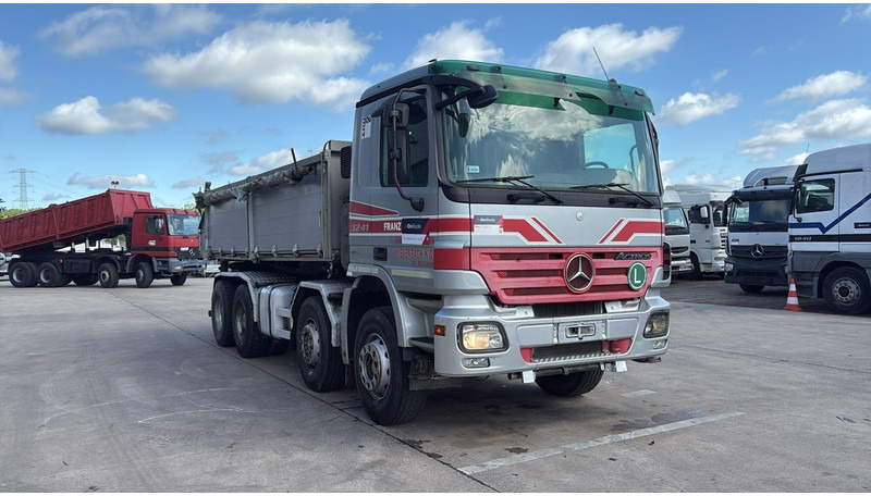 Mercedes-Benz actros 3241 (8X4 / LAMES / GRAND PONT / GRAND BENNE / 3 PONTS / TRES BONNE ETAT) - Tipper: picture 3 Mercedes-Benz actros 3241 (8X4 / LAMES / GRAND PONT / GRAND BENNE / 3 PONTS / TRES BONNE ETAT) - Tipper: picture 3