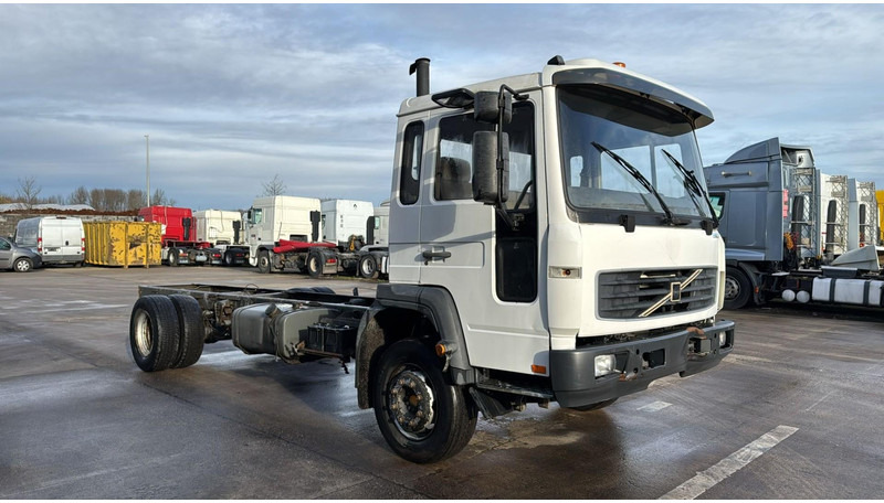 Volvo FL 220 (BELGIAN TRUCK / CAMION BELGE / MANUAL GEARBOX / BOITE MANUELLE) - Cab chassis truck: picture 2 Volvo FL 220 (BELGIAN TRUCK / CAMION BELGE / MANUAL GEARBOX / BOITE MANUELLE) - Cab chassis truck: picture 2