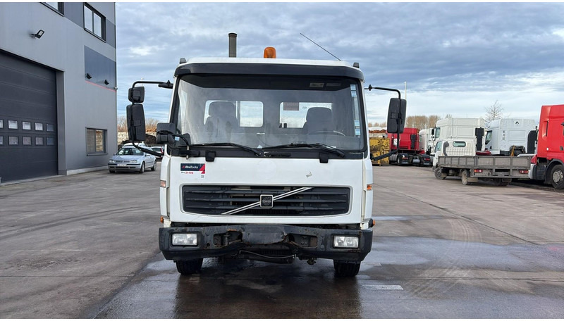 Volvo FL 220 (BELGIAN TRUCK / CAMION BELGE / MANUAL GEARBOX) - Cab chassis truck: picture 2 Volvo FL 220 (BELGIAN TRUCK / CAMION BELGE / MANUAL GEARBOX) - Cab chassis truck: picture 2