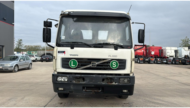 Volvo FL 220 (FULL STEEL SUSP. / 10 BOLTS / 18 TONS / VERY CLEAN CHASSIS !!! / CHASSIS 5.50M LENGHT) - Cab chassis truck: picture 2 Volvo FL 220 (FULL STEEL SUSP. / 10 BOLTS / 18 TONS / VERY CLEAN CHASSIS !!! / CHASSIS 5.50M LENGHT) - Cab chassis truck: picture 2