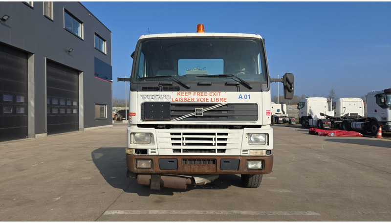 Volvo FM 7 - 290 (60.000 KM ORIGINAL !!! / POMPE MANUELLE / LAMES / GRAND PONT / EX AEROPORT) - Cab chassis truck: picture 2 Volvo FM 7 - 290 (60.000 KM ORIGINAL !!! / POMPE MANUELLE / LAMES / GRAND PONT / EX AEROPORT) - Cab chassis truck: picture 2