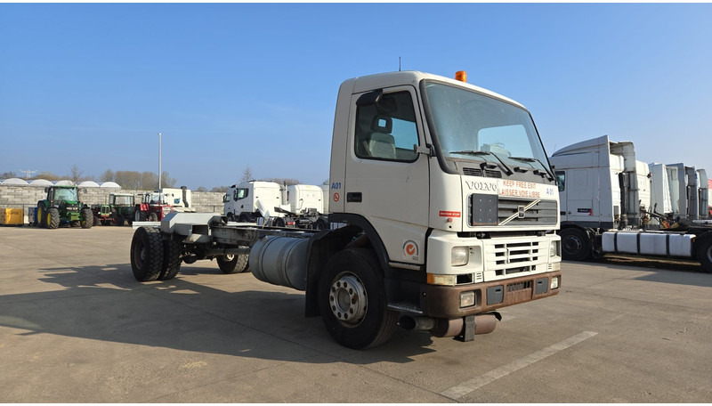 Volvo FM 7 - 290 (60.000 KM ORIGINAL !!! / POMPE MANUELLE / LAMES / GRAND PONT / EX AEROPORT) - Cab chassis truck: picture 4 Volvo FM 7 - 290 (60.000 KM ORIGINAL !!! / POMPE MANUELLE / LAMES / GRAND PONT / EX AEROPORT) - Cab chassis truck: picture 4