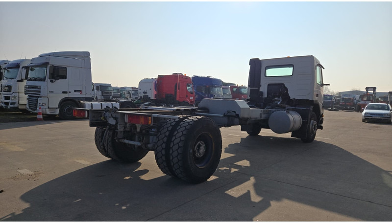 Volvo FM 7 - 290 (60.000 KM ORIGINAL !!! / POMPE MANUELLE / LAMES / GRAND PONT / EX AEROPORT) - Cab chassis truck: picture 5 Volvo FM 7 - 290 (60.000 KM ORIGINAL !!! / POMPE MANUELLE / LAMES / GRAND PONT / EX AEROPORT) - Cab chassis truck: picture 5