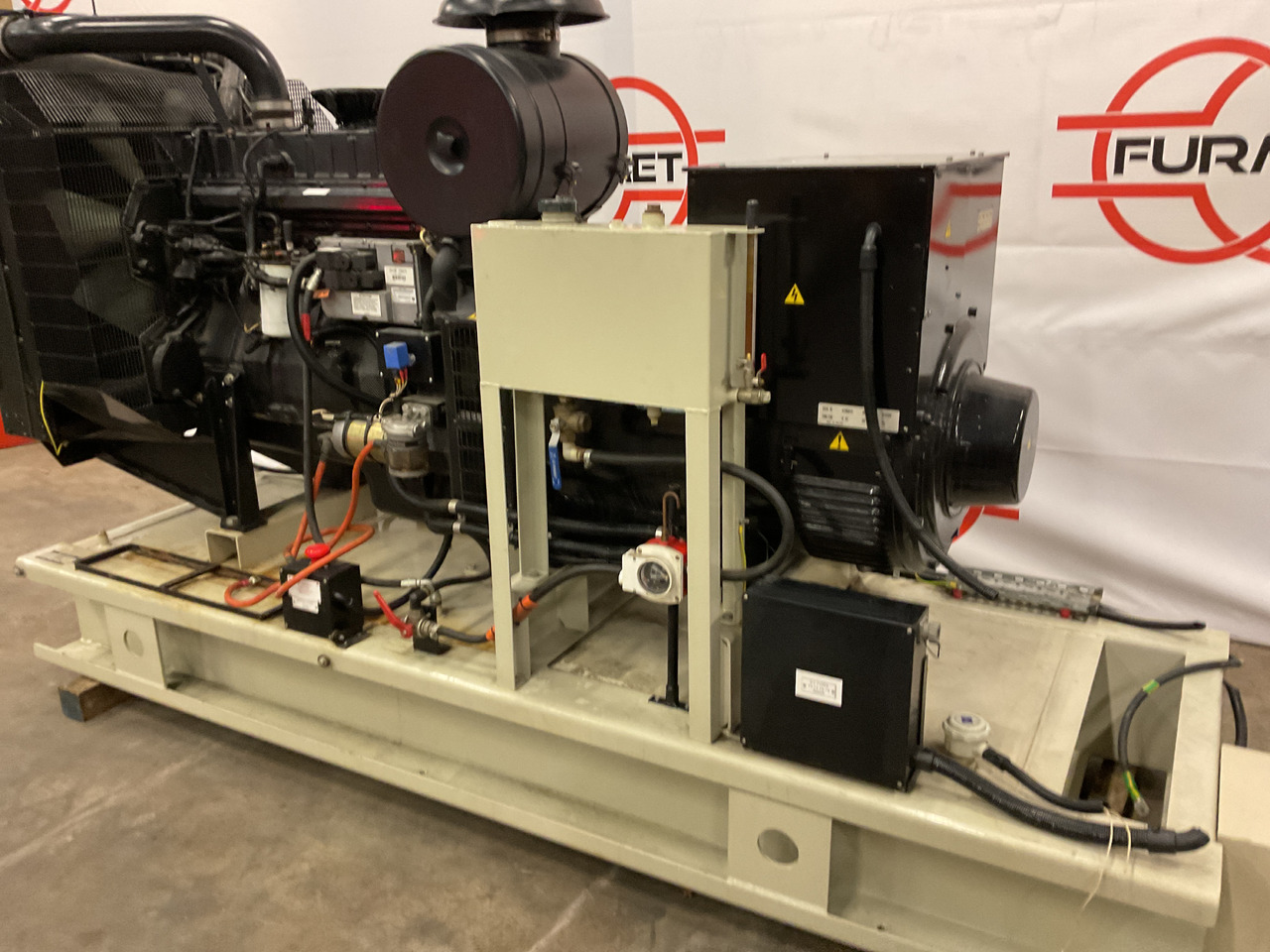 Perkins 250KVA, low standby hours and very complete. - Generator set: picture 4 Perkins 250KVA, low standby hours and very complete. - Generator set: picture 4