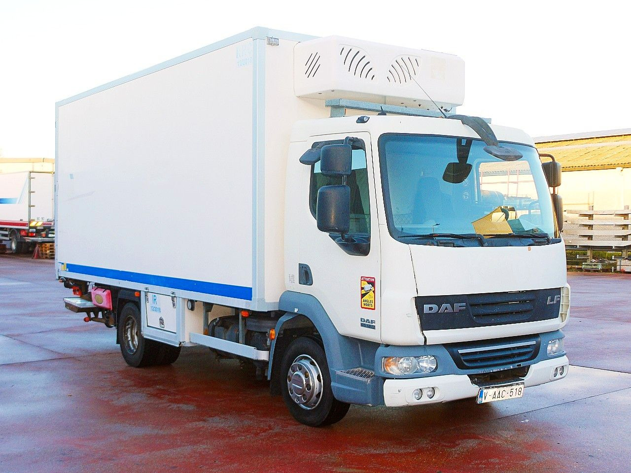 DAF LF 45.160 ISOTHERM KOFFER LADEBORDWAND - Refrigerated truck: picture 2 DAF LF 45.160 ISOTHERM KOFFER LADEBORDWAND - Refrigerated truck: picture 2