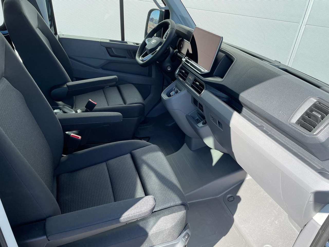 Interior photo 1: New Open body delivery van, Crew cab van MAN TGE 3.180 Pritsche DOKA LR 4x4 ACC LED DIFF-SPER Interior photo 1: New Open body delivery van, Crew cab van MAN TGE 3.180 Pritsche DOKA LR 4x4 ACC LED DIFF-SPER