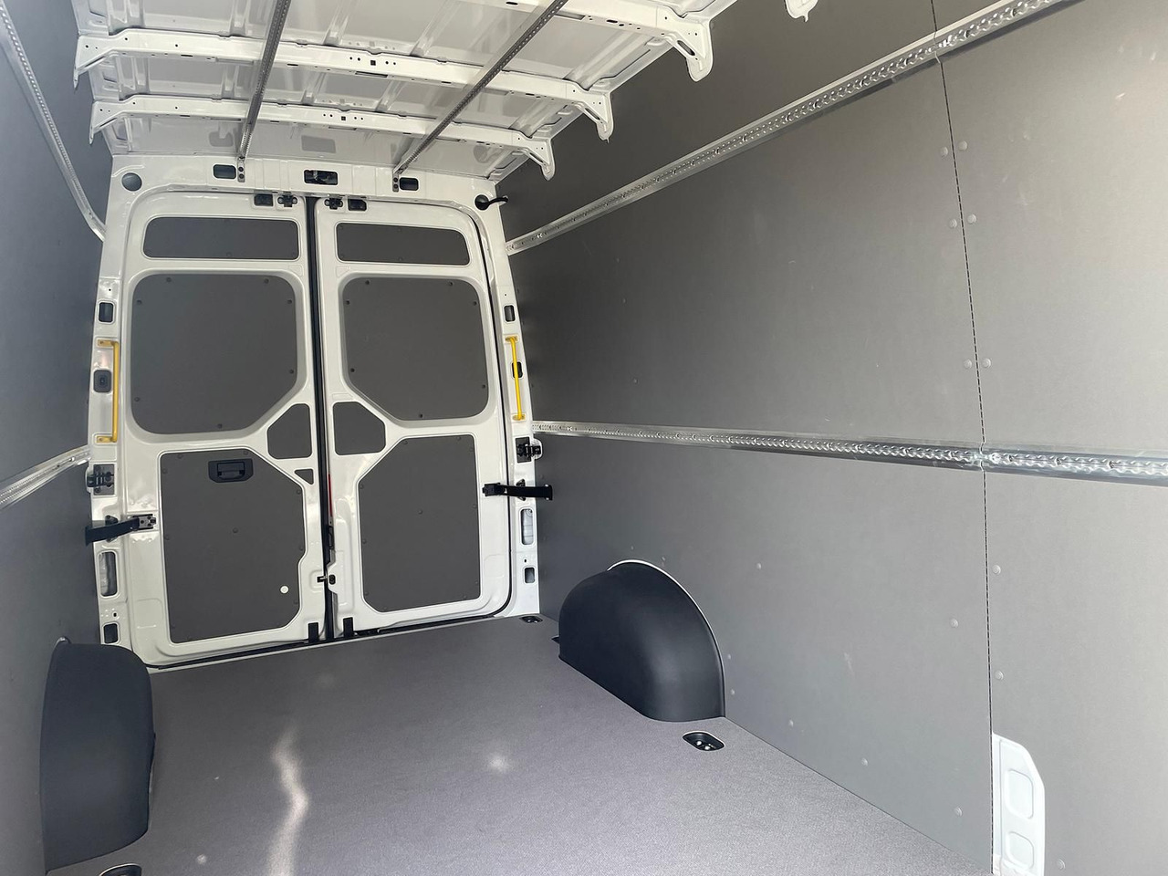 People carrier Volkswagen Crafter Kasten 35 L4H3 Autom. NAVI KAMERA KLIMA: picture 9 People carrier Volkswagen Crafter Kasten 35 L4H3 Autom. NAVI KAMERA KLIMA: picture 9