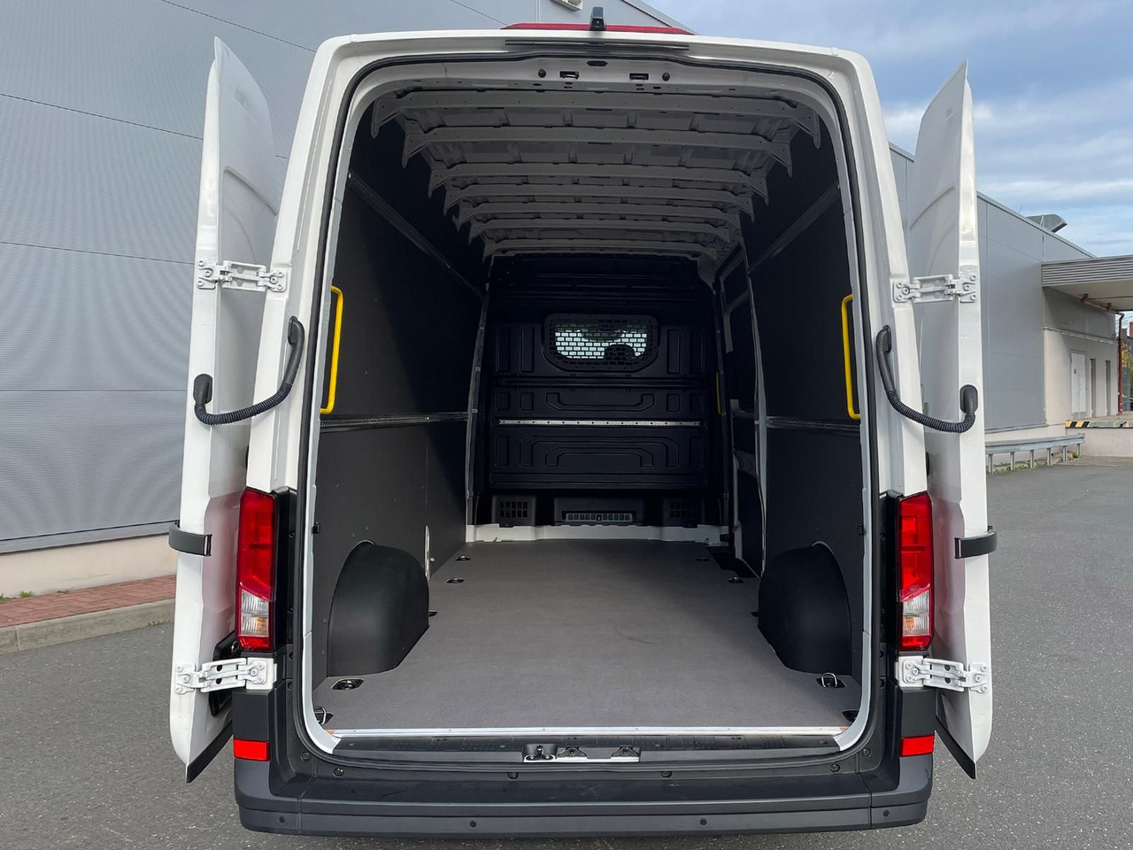 People carrier Volkswagen Crafter Kasten 35 L4H3 Autom. NAVI KAMERA KLIMA: picture 11 People carrier Volkswagen Crafter Kasten 35 L4H3 Autom. NAVI KAMERA KLIMA: picture 11