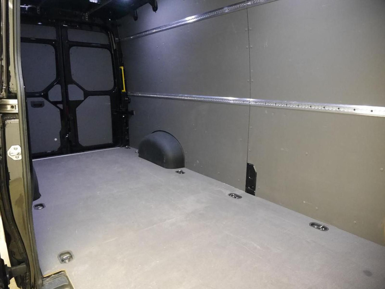 Volkswagen Crafter Kasten 35 L4H3 NAVI DAB PDC KAMERA - People carrier: picture 3 Volkswagen Crafter Kasten 35 L4H3 NAVI DAB PDC KAMERA - People carrier: picture 3