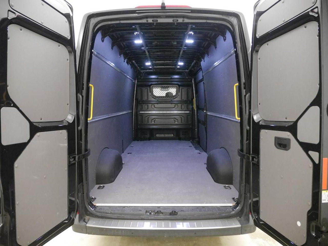 Volkswagen Crafter Kasten 35 L4H3 NAVI DAB PDC KAMERA - People carrier: picture 4 Volkswagen Crafter Kasten 35 L4H3 NAVI DAB PDC KAMERA - People carrier: picture 4