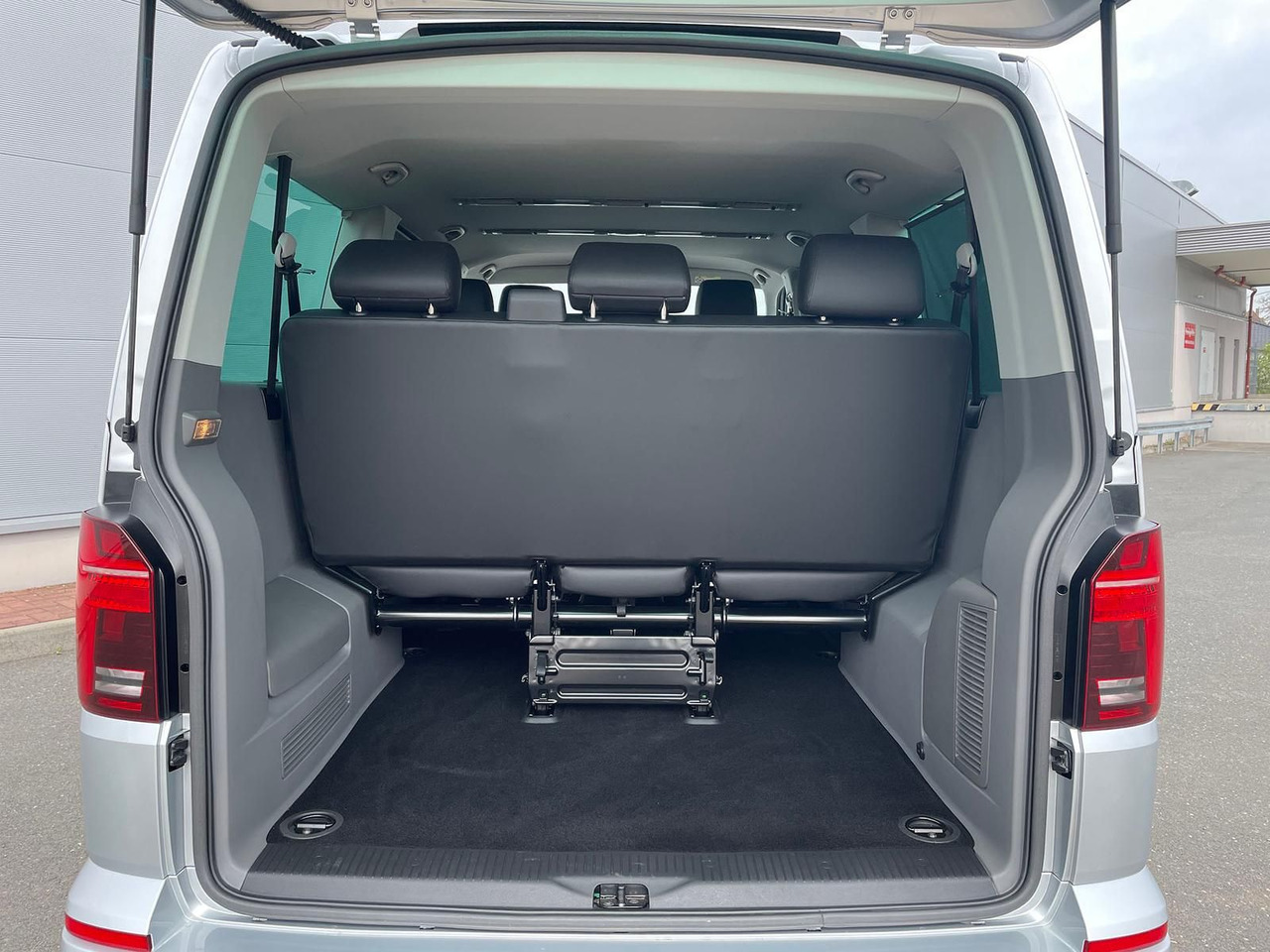 People carrier Volkswagen T6.1 Caravelle Highline STANDHZ NAVI LEDER PDC: picture 9