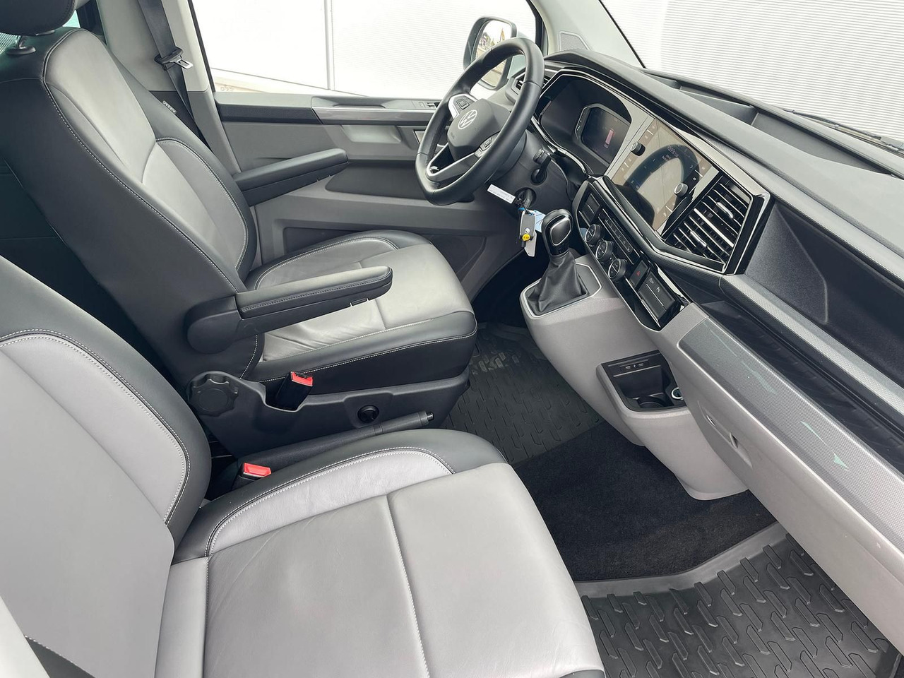 People carrier Volkswagen T6.1 Caravelle Highline STANDHZ NAVI LEDER PDC: picture 16