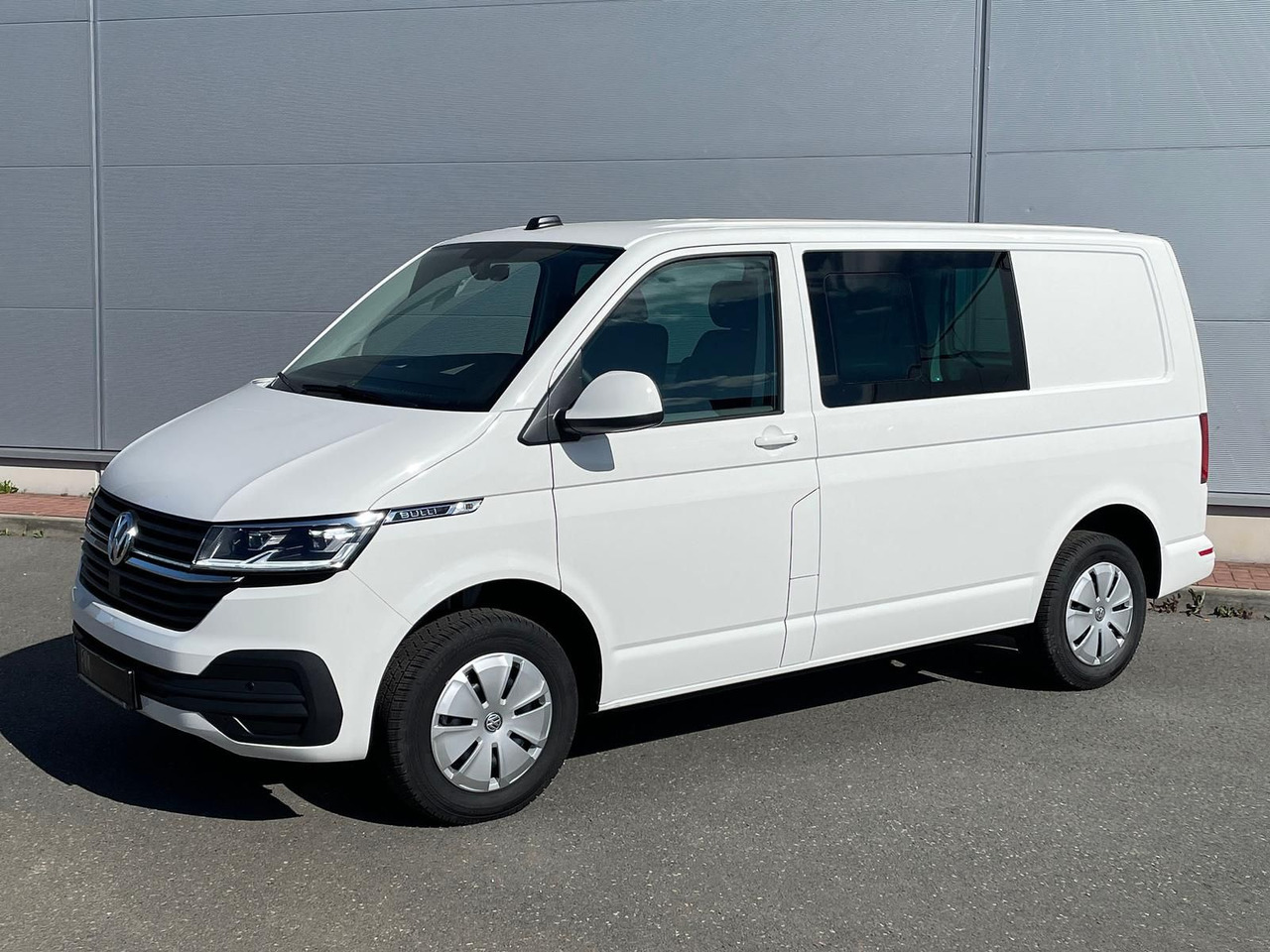 Volkswagen T6.1 Transporter Kasten 4M ACC PDC KAMERA STANDH - People carrier: picture 1 Volkswagen T6.1 Transporter Kasten 4M ACC PDC KAMERA STANDH - People carrier: picture 1