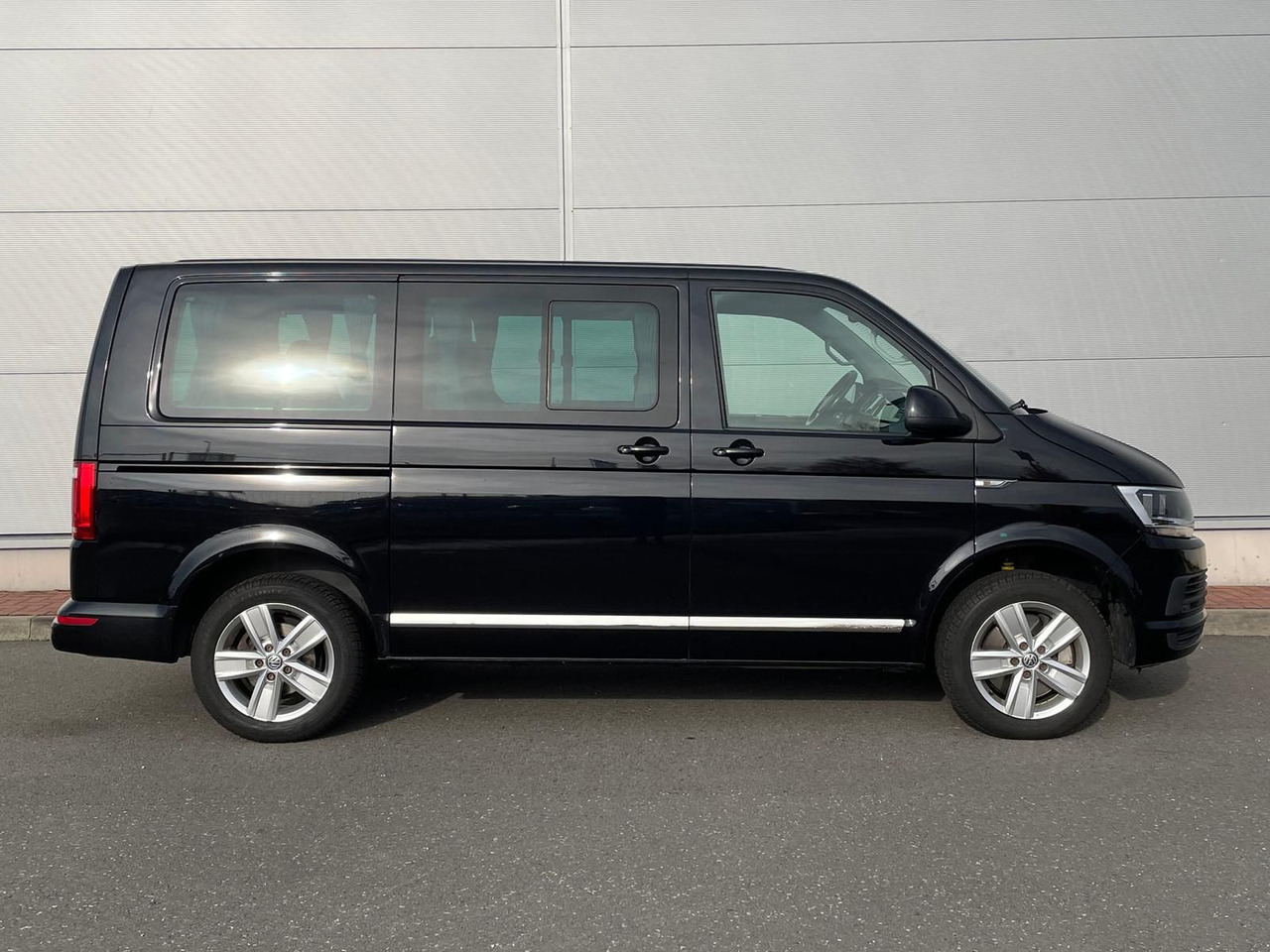 Volkswagen T6 Multivan Comfortline 4M AHK STANDHZ SITZH DAB - People carrier: picture 5 Volkswagen T6 Multivan Comfortline 4M AHK STANDHZ SITZH DAB - People carrier: picture 5