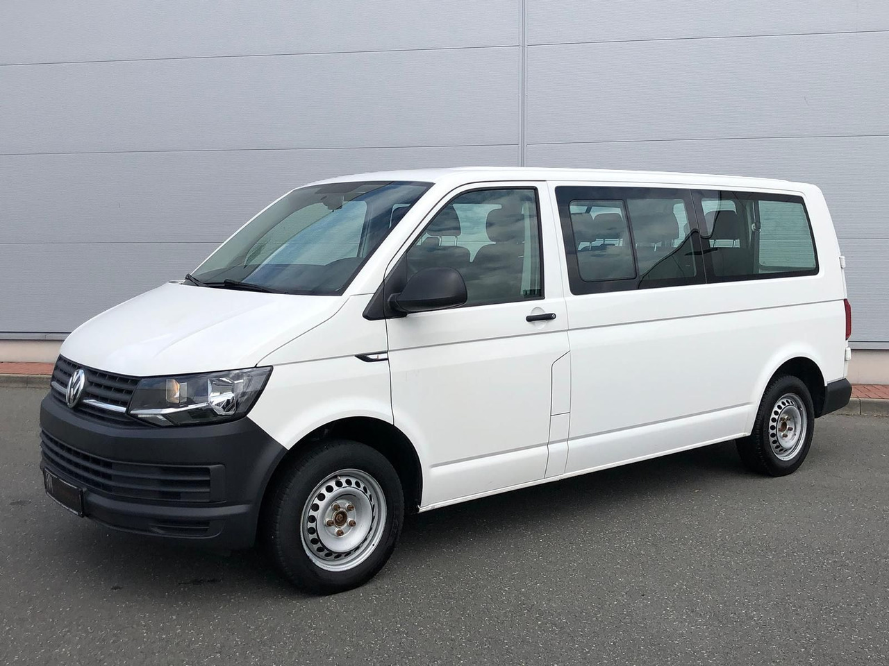 Volkswagen T6 Transporter 2.0 TDI Kombi lang 9-SITZE TEMP - Estate car: picture 1 Volkswagen T6 Transporter 2.0 TDI Kombi lang 9-SITZE TEMP - Estate car: picture 1