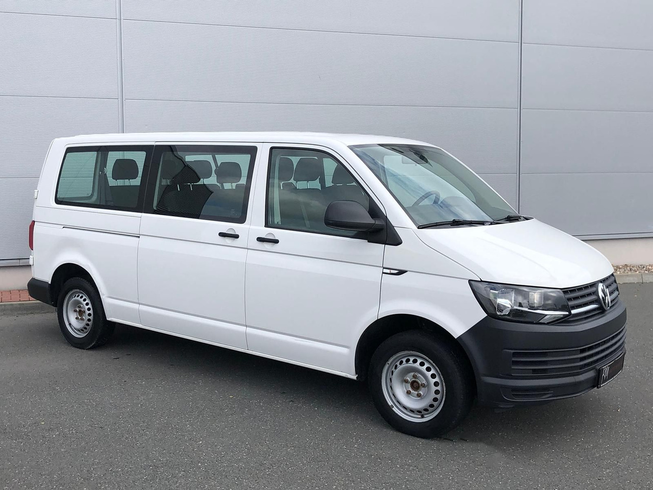 Volkswagen T6 Transporter 2.0 TDI Kombi lang 9-SITZE TEMP - Minibus, People carrier: picture 2 Volkswagen T6 Transporter 2.0 TDI Kombi lang 9-SITZE TEMP - Minibus, People carrier: picture 2
