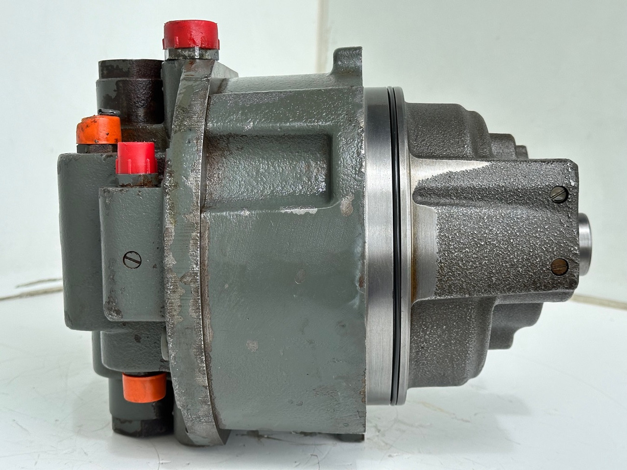 Hydraulic motor for Construction machinery Liebherr Hydraulikeinbaumotor CMVE O 108. ID-Nr.10118562 - ID-Nr.10132610 - ID-Nr.10129048. LOS1916, LOS916, LOS926, R906, R916, R918, R920, R922, R924, R926COMP, R926, R936. #28313#: picture 6 Hydraulic motor for Construction machinery Liebherr Hydraulikeinbaumotor CMVE O 108. ID-Nr.10118562 - ID-Nr.10132610 - ID-Nr.10129048. LOS1916, LOS916, LOS926, R906, R916, R918, R920, R922, R924, R926COMP, R926, R936. #28313#: picture 6