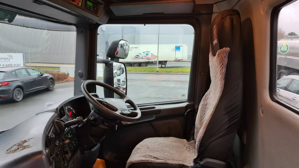 Interior photo 2: Cab chassis truck Scania P 400 6x2  RECHTSLENKER(Nr. 5018)