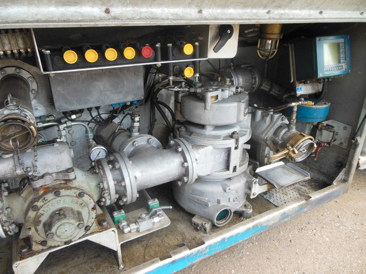 Tanker semi-trailer WILLIG/HALLER/HLS 240.45/2,NPC 04, 4 KAMMER: picture 16