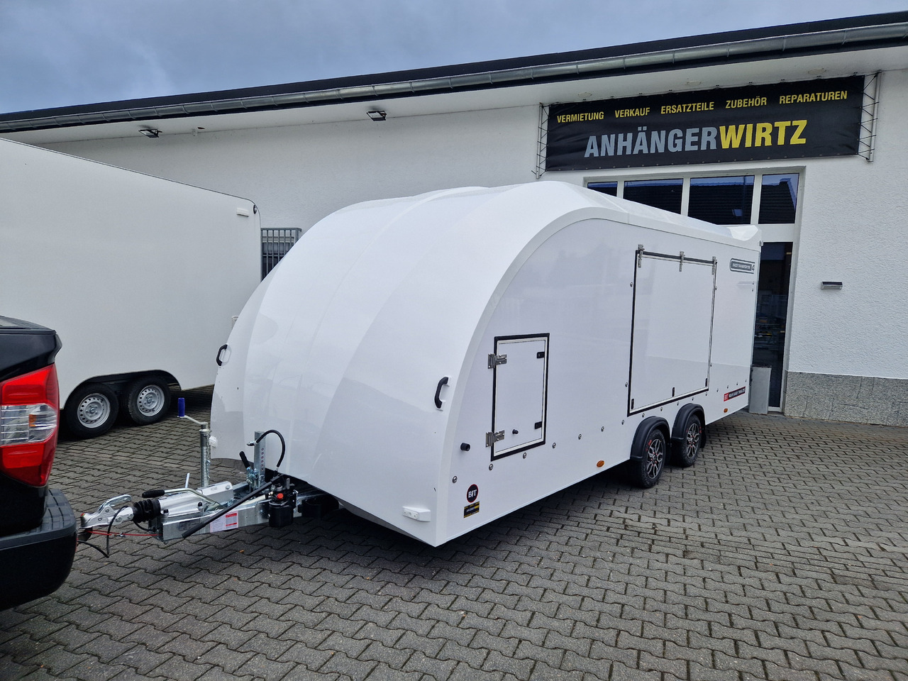 BJT Race Transporter 4 550x212x188cm weiss E Winde Frontstauraum ASR Alufelgen dark 3500kg Modell 24 - Autotransporter trailer: picture 1 BJT Race Transporter 4 550x212x188cm weiss E Winde Frontstauraum ASR Alufelgen dark 3500kg Modell 24 - Autotransporter trailer: picture 1