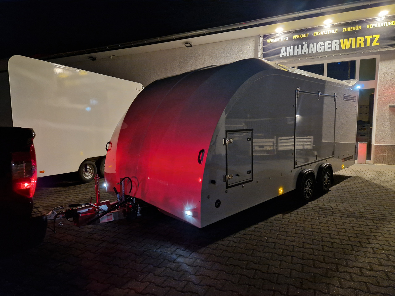 BJT Race Transporter 4 550x212x188cm weiss E Winde Frontstauraum ASR Alufelgen dark 3500kg Modell 24 - Autotransporter trailer: picture 2 BJT Race Transporter 4 550x212x188cm weiss E Winde Frontstauraum ASR Alufelgen dark 3500kg Modell 24 - Autotransporter trailer: picture 2