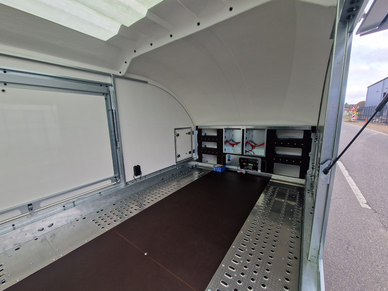 BJT Race Transporter 4 550x212x188cm weiss E Winde Frontstauraum ASR Alufelgen dark 3500kg Modell 24 - Autotransporter trailer: picture 5 BJT Race Transporter 4 550x212x188cm weiss E Winde Frontstauraum ASR Alufelgen dark 3500kg Modell 24 - Autotransporter trailer: picture 5