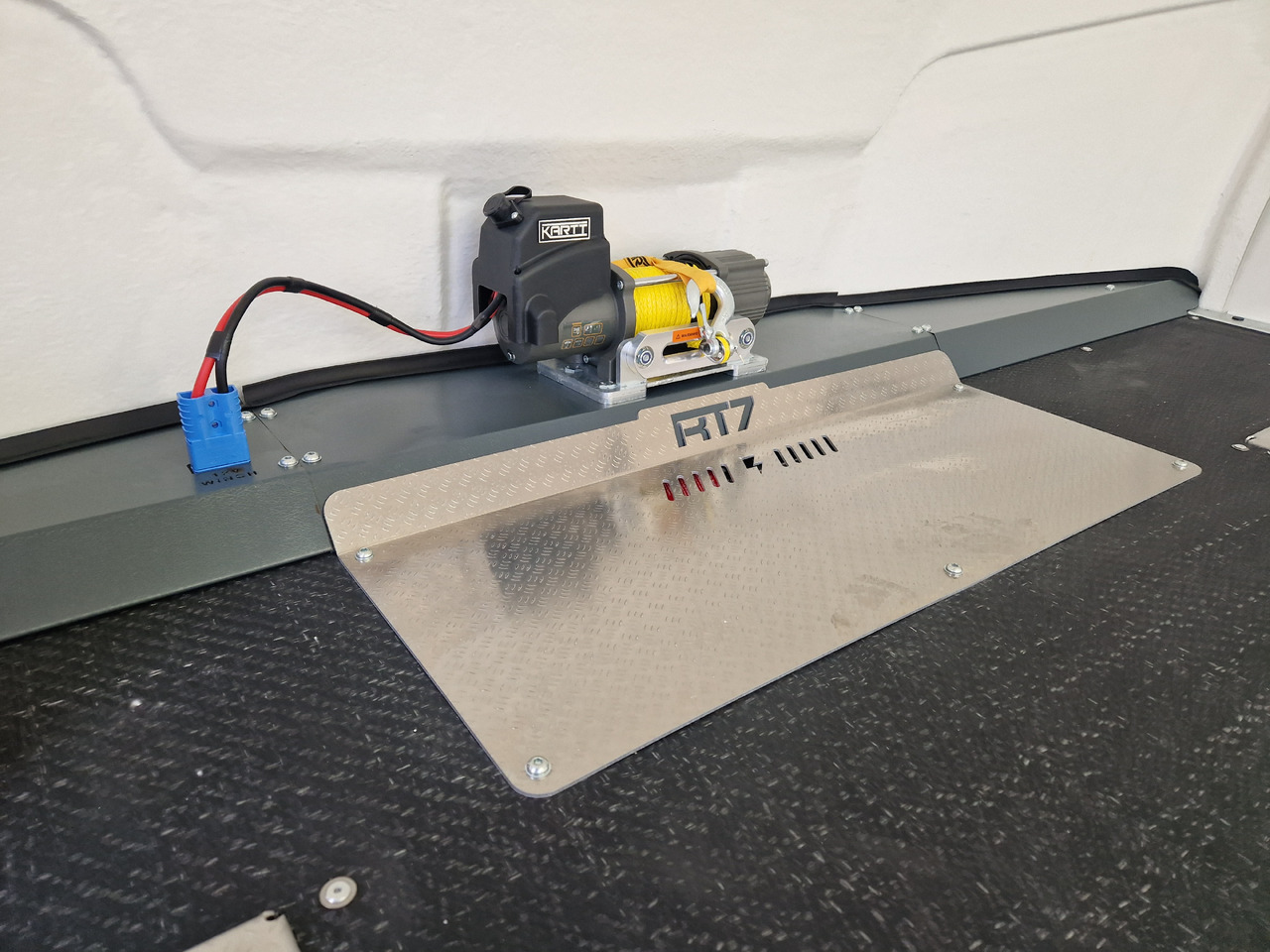 Autotransporter trailer BJT Race Transporter 7 397-6023-35-3-10-B 600x228x189cm black ASR Kamera Alufelgen Tridem 3500: picture 6 Autotransporter trailer BJT Race Transporter 7 397-6023-35-3-10-B 600x228x189cm black ASR Kamera Alufelgen Tridem 3500: picture 6