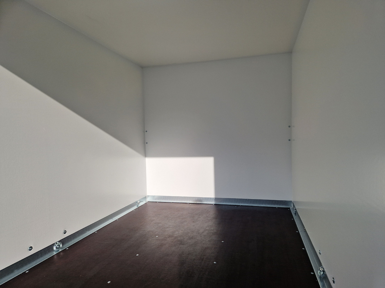 Brenderup Cargo Dynamic CD260 B R 260x153x150cm niedrig Heckrampe Wabenwände (S) 1300kg - Closed box trailer: picture 5 Brenderup Cargo Dynamic CD260 B R 260x153x150cm niedrig Heckrampe Wabenwände (S) 1300kg - Closed box trailer: picture 5