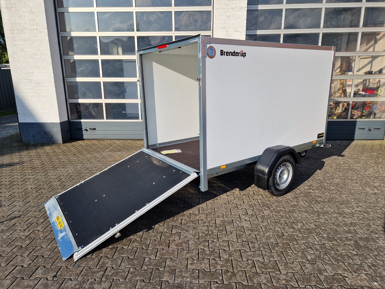 Brenderup Cargo Dynamic CD260 B R 260x153x150cm niedrig Heckrampe Wabenwände (S) 1300kg - Closed box trailer: picture 1 Brenderup Cargo Dynamic CD260 B R 260x153x150cm niedrig Heckrampe Wabenwände (S) 1300kg - Closed box trailer: picture 1