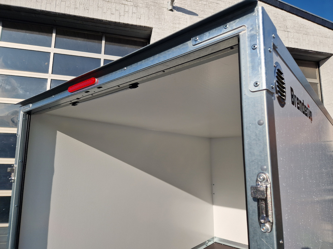 Brenderup Cargo Dynamic CD260 B R 260x153x150cm niedrig Heckrampe Wabenwände (S) 1300kg - Closed box trailer: picture 3 Brenderup Cargo Dynamic CD260 B R 260x153x150cm niedrig Heckrampe Wabenwände (S) 1300kg - Closed box trailer: picture 3