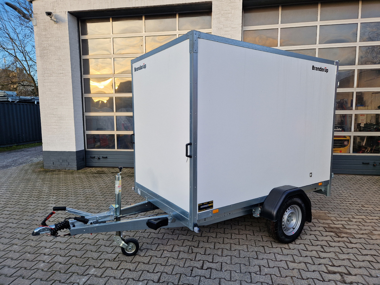 Brenderup Cargo Dynamic CD260 BD 260x150x185cm Hecktüren Wabenwände (S) 1300kg - Closed box trailer: picture 1 Brenderup Cargo Dynamic CD260 BD 260x150x185cm Hecktüren Wabenwände (S) 1300kg - Closed box trailer: picture 1