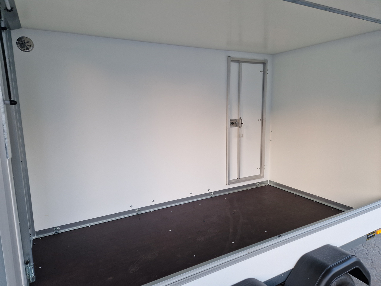 Brenderup Cargo Dynamic CD300 TB D ST SK 300x155x185cm Heck Seitentür Serviceklappe Wabe (M) 2000kg - Food trailer: picture 5 Brenderup Cargo Dynamic CD300 TB D ST SK 300x155x185cm Heck Seitentür Serviceklappe Wabe (M) 2000kg - Food trailer: picture 5