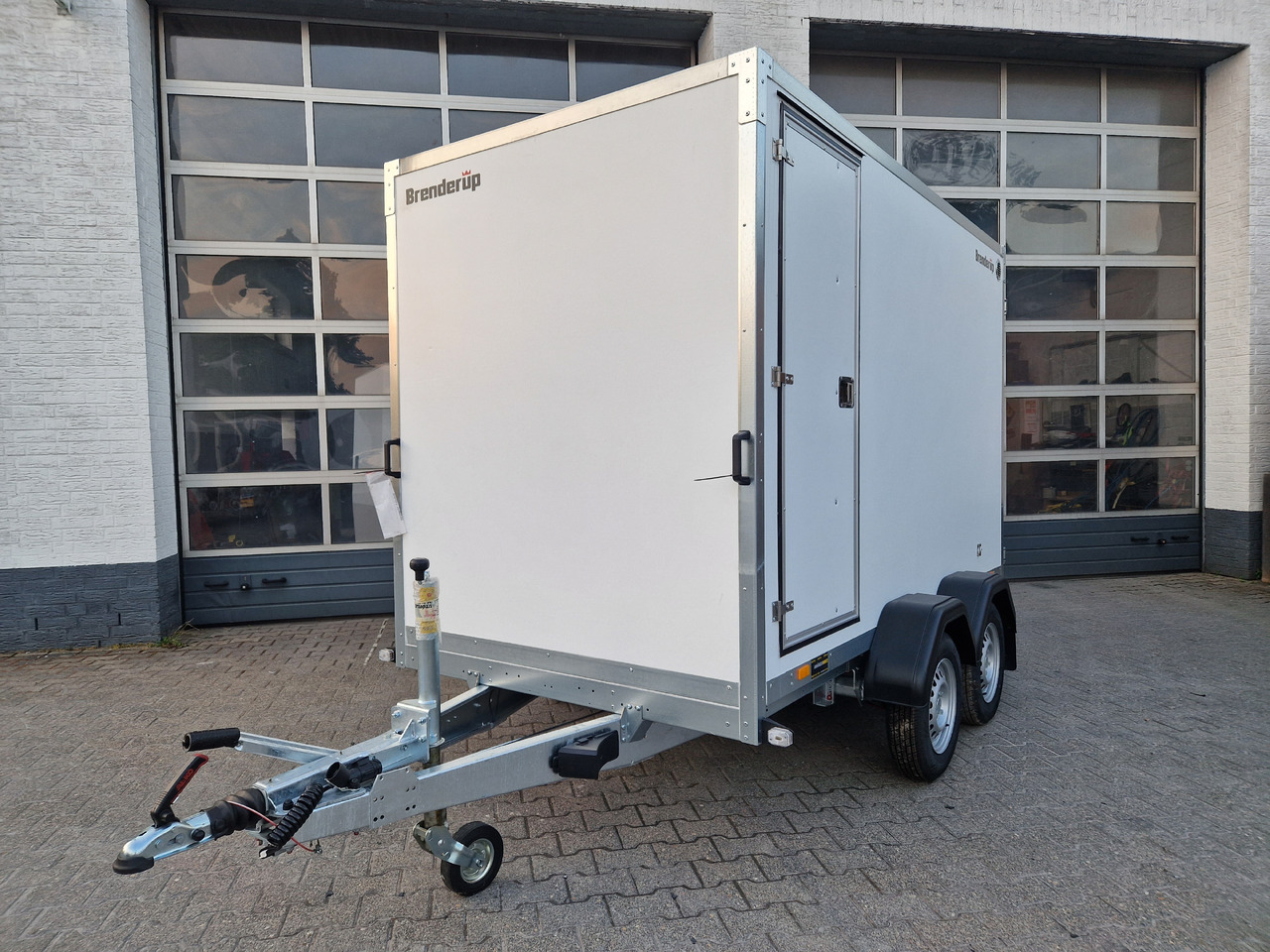 Brenderup Cargo Dynamic CD300 TB D ST SK 300x155x185cm Heck Seitentür Serviceklappe Wabe (M) 2000kg - Food trailer: picture 3 Brenderup Cargo Dynamic CD300 TB D ST SK 300x155x185cm Heck Seitentür Serviceklappe Wabe (M) 2000kg - Food trailer: picture 3